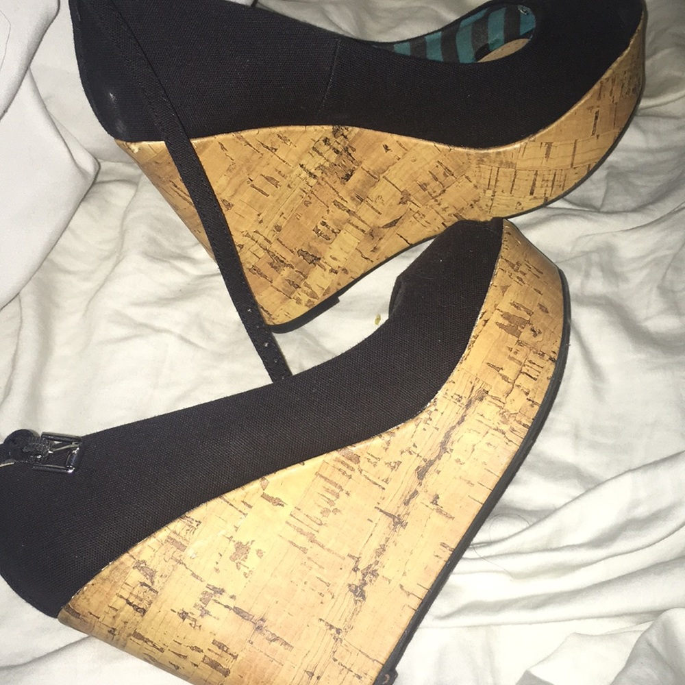 black wedges